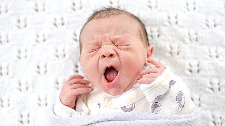 ¿Por qué mi bebé gruñe, ronca y silba mientras duerme?