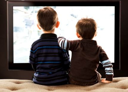 Enseñar a tus hijos a ver la televisión