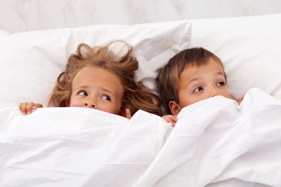 Consejos para ayudar a tus hijos a superar el miedo a dormir solitos