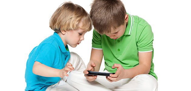 Por qué debes prohibir el uso de un smartphone a tus hijos
