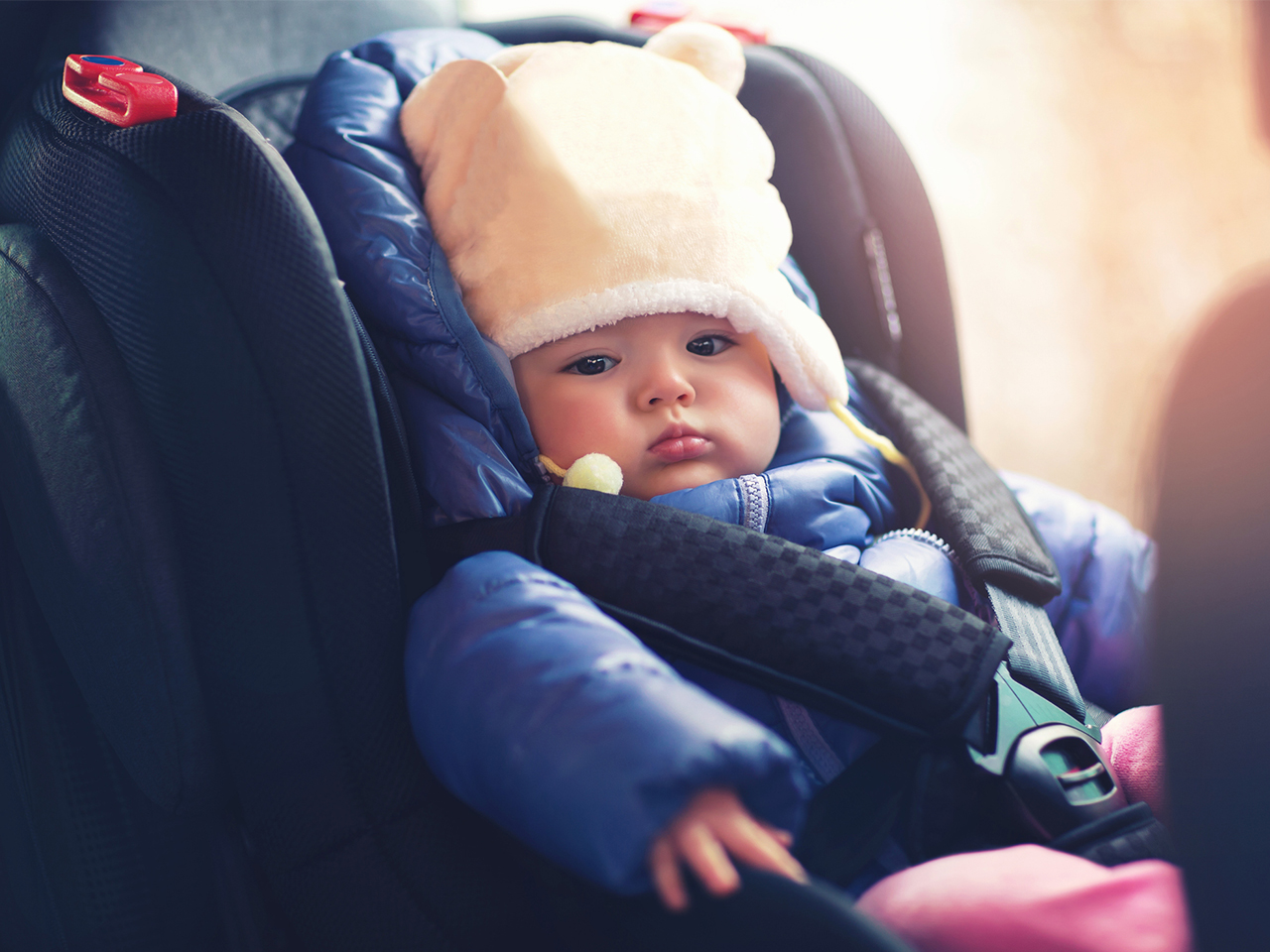 Por qué los niños no deben llevar abrigos voluminosos en los asientos de coche