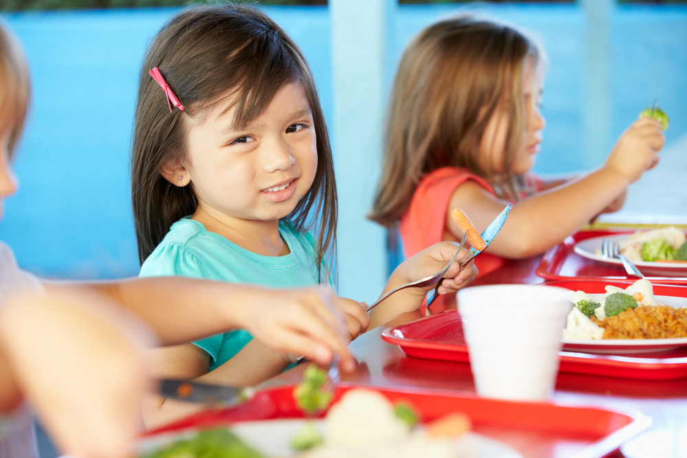 El USDA hace más "flexibles" las directrices sobre almuerzos escolares de Michelle Obama