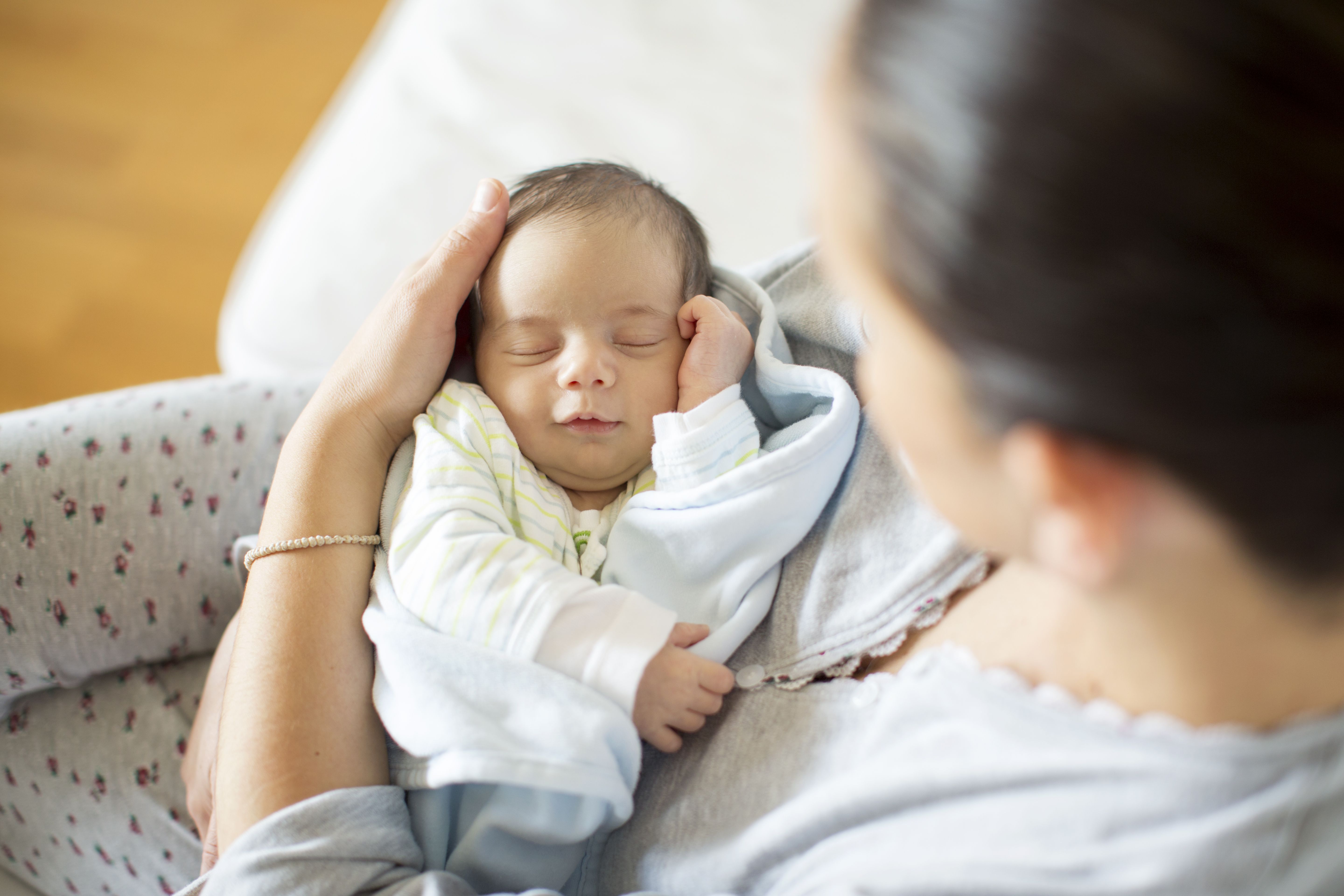 ¿Por qué los bebés sonríen mientras duermen?