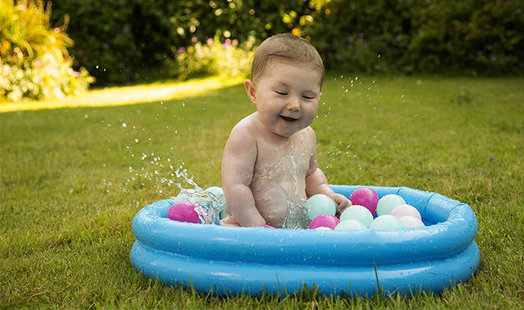 8 formas prácticas de mantener a los bebés frescos en un día caluroso