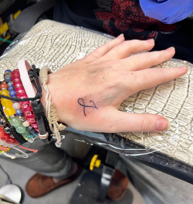 Cómo un artista del tatuaje ayudó a un adolescente con dislexia que está aprendiendo a conducir
