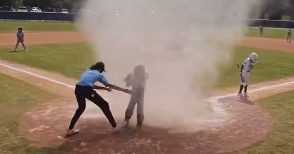 Un árbitro adolescente rescató a un jugador de béisbol de 7 años de un remolino de polvo