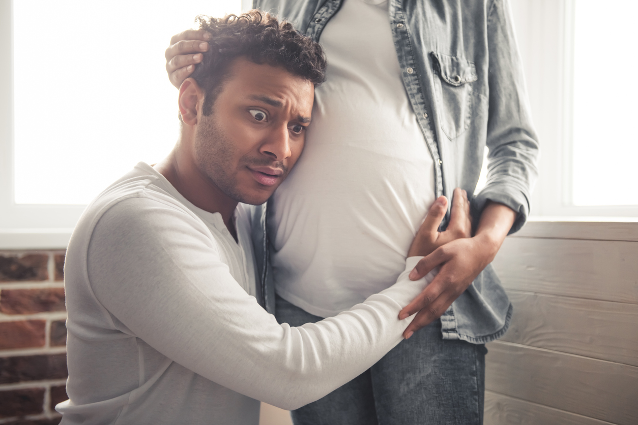 Un padre responde tras un vídeo viral que muestra una reacción negativa ante el embarazo de su mujer