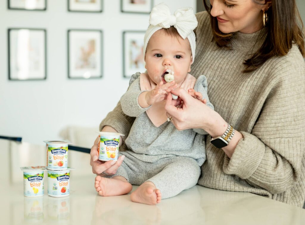Cómo introducir nuevos alimentos al bebé con trucos de alimentación con yogur