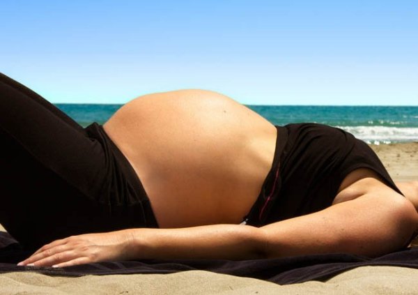 ¿Es aconsejable tomar el sol durante la maternidad?