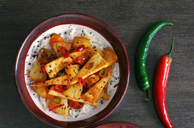 Receta para niños: triángulos de tofu salteados con piña y jenjibre