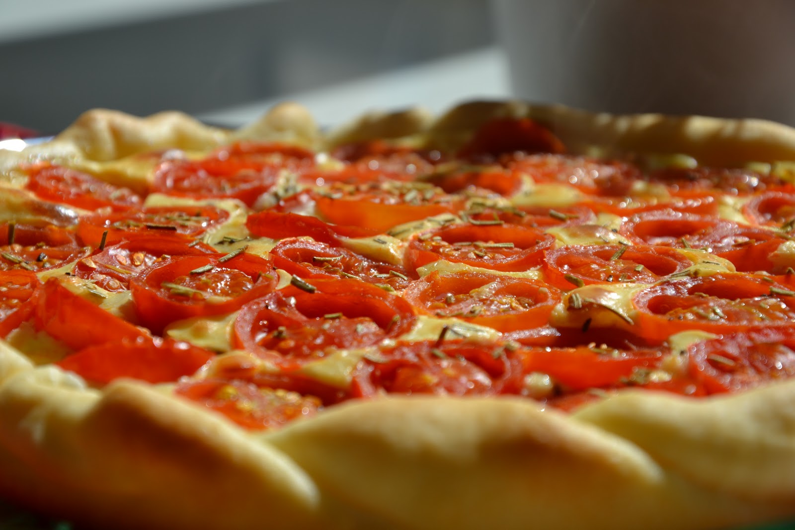 Receta para niños: tarta salada de yogur y queso de cabra con tomates