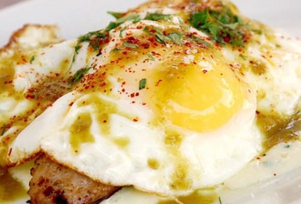 Receta para niños: huevos al plato con salchichas