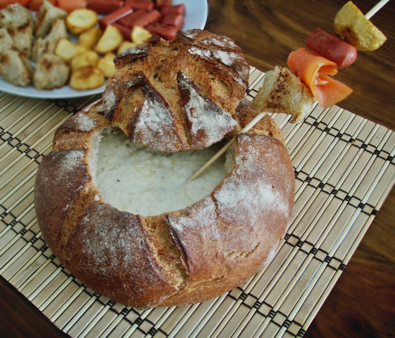 Receta para niños: fondue en hogaza de pan