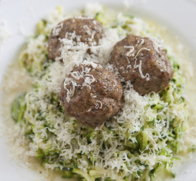 Receta para niños: albóndigas con bechamel y calabacín