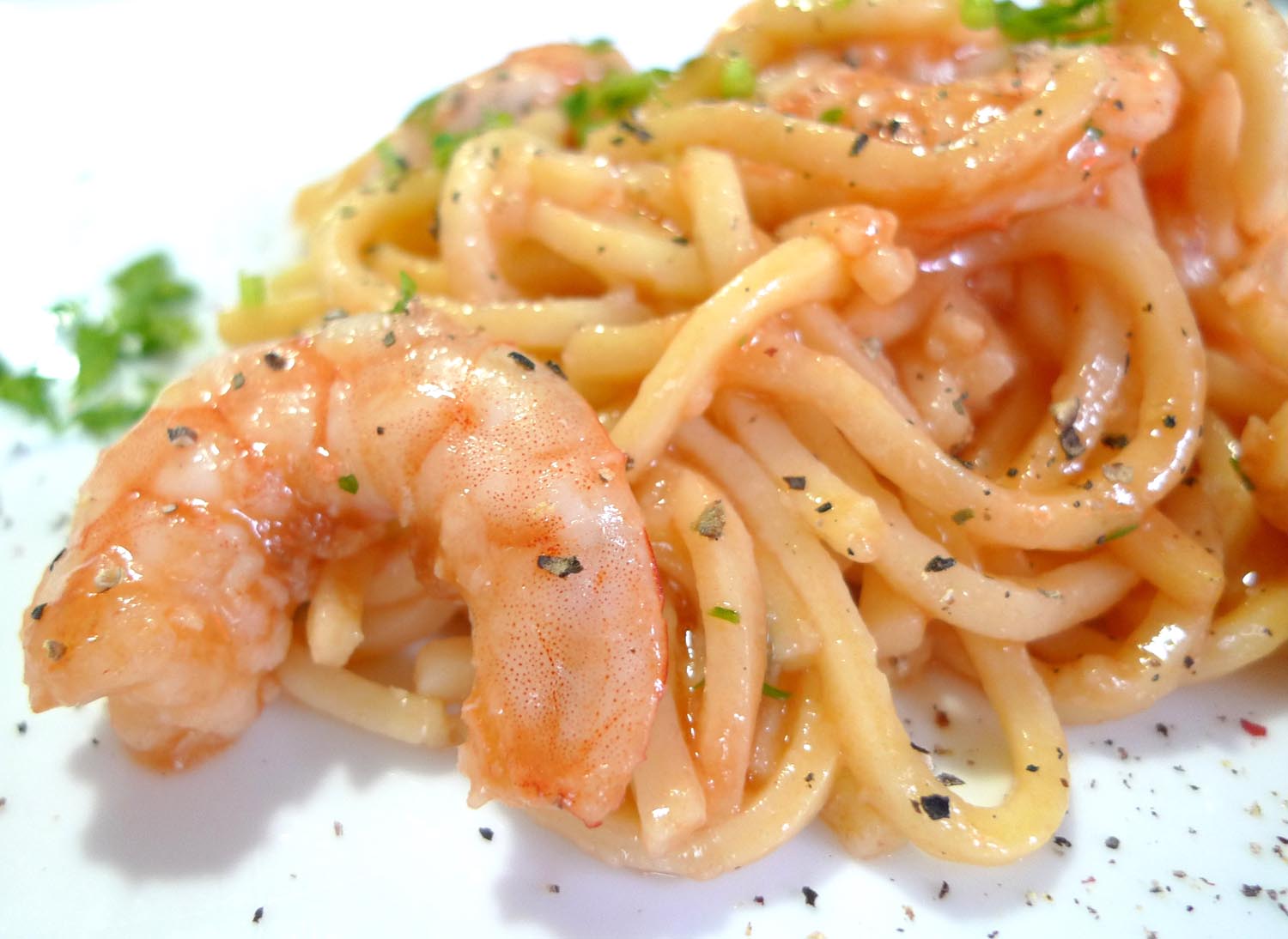 Receta para niños: espaguetis con gambas, tomate y queso