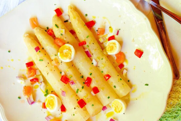 Receta para niños: huevos de codorniz con espárragos y salsa tártara