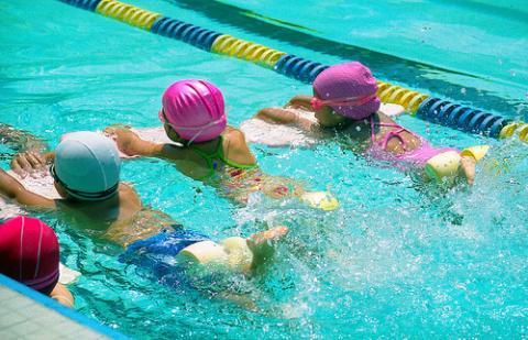 7 ejercicios de natación con churro - Centro Deportivo San Gabriel