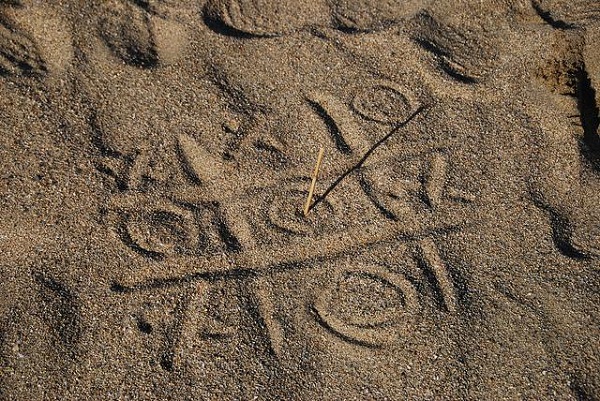 Tres en raya en la playa