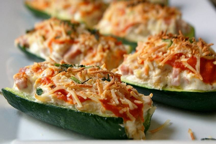 Receta para niños: calabacines rellenos de pollo, verduras y queso