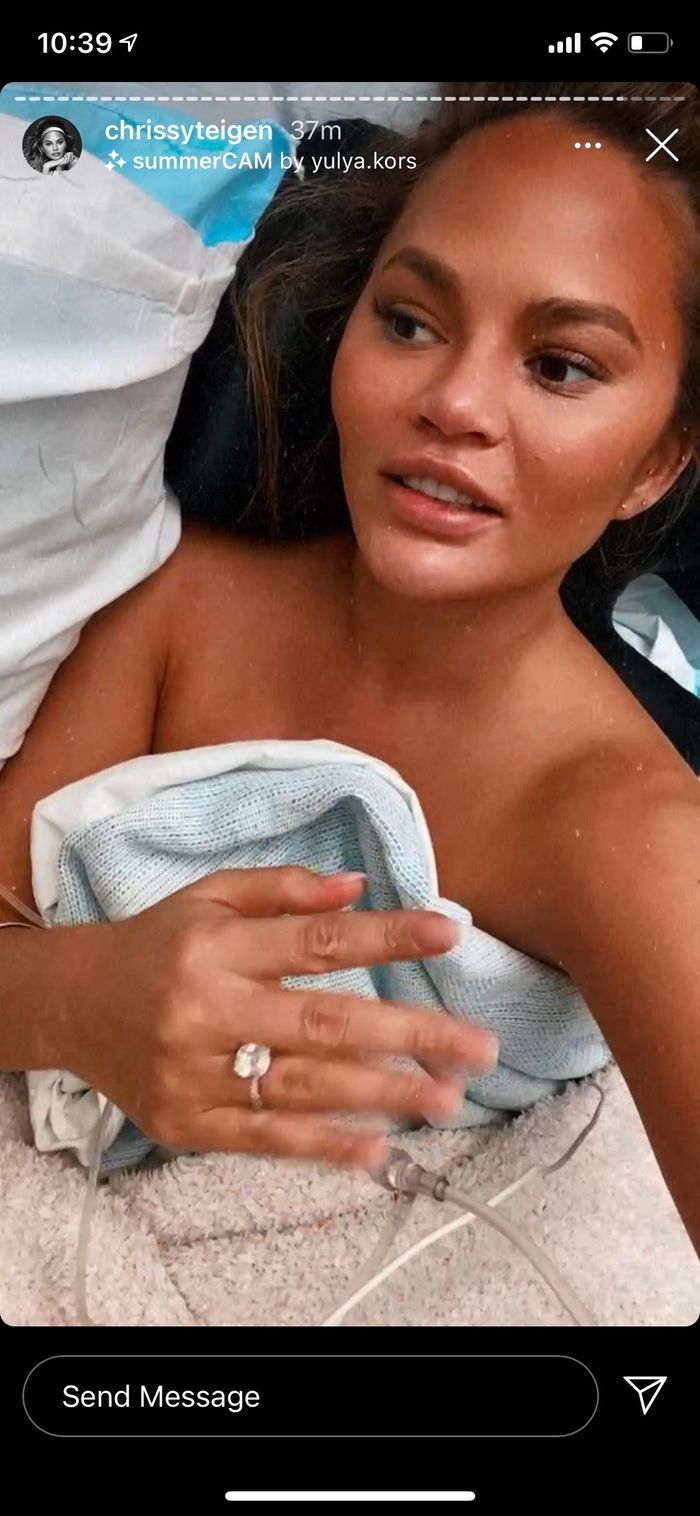 La embarazada Chrissy Teigen se abre acerca de ser hospitalizada por sangrar sin parar