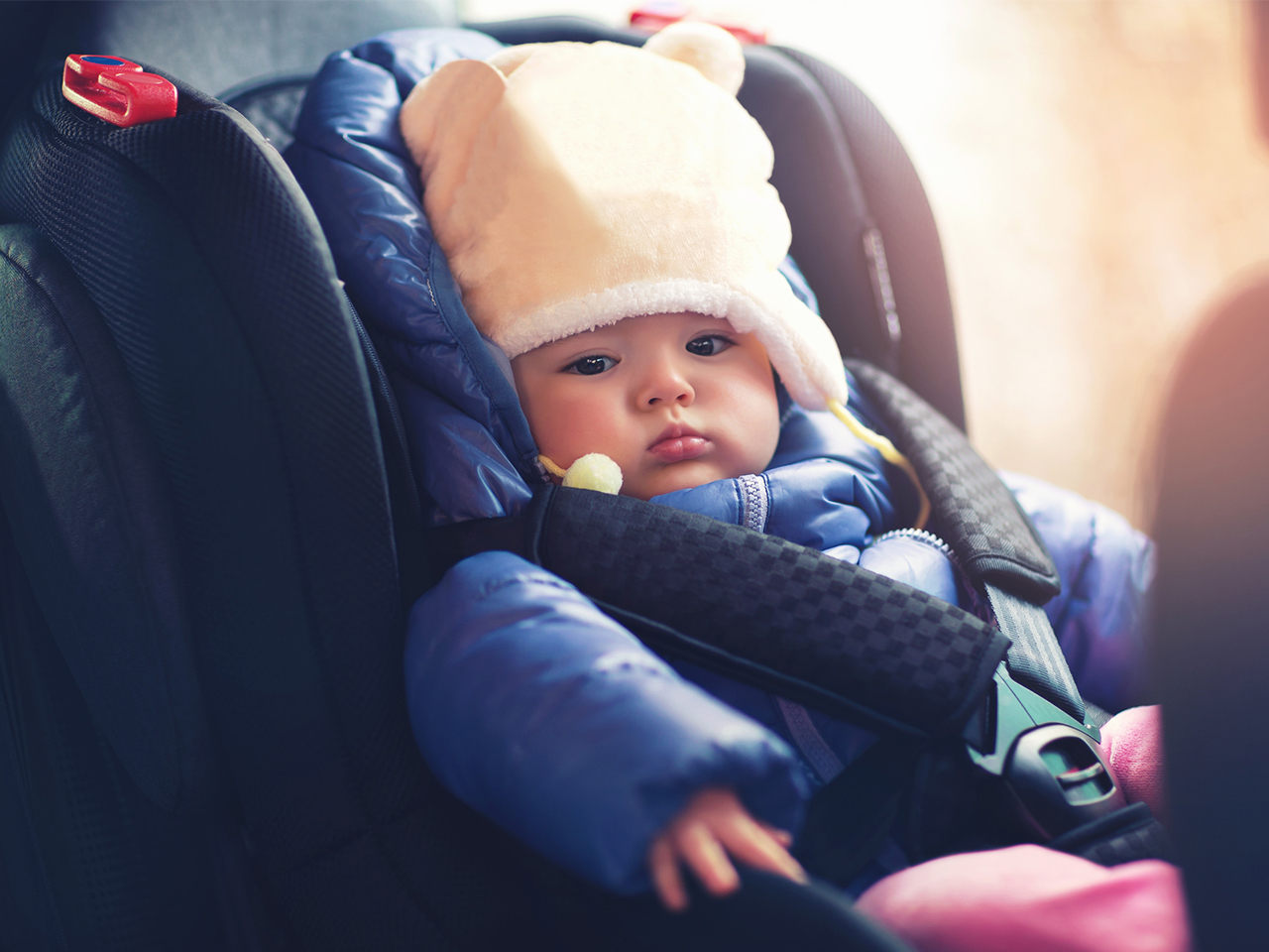 Por qué los niños no deben llevar abrigos voluminosos en los asientos de coche - Today's Parent