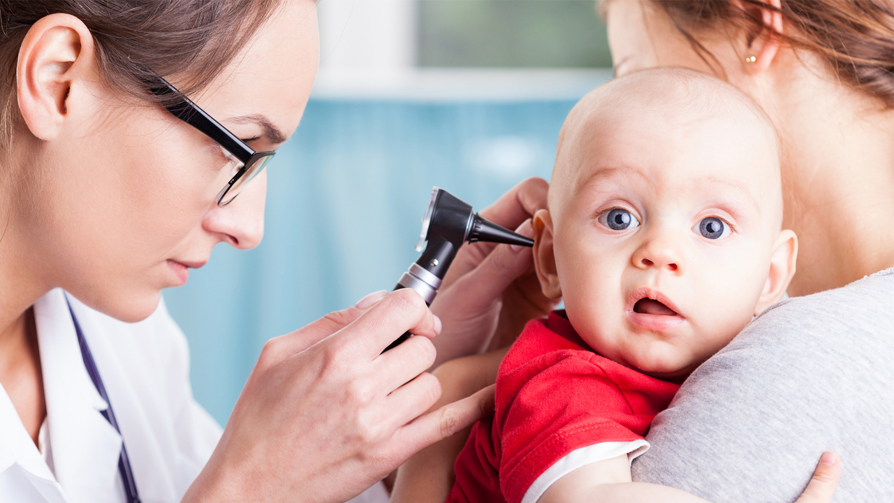 Qué causa las infecciones de oído del bebé y cómo tratar el dolor
