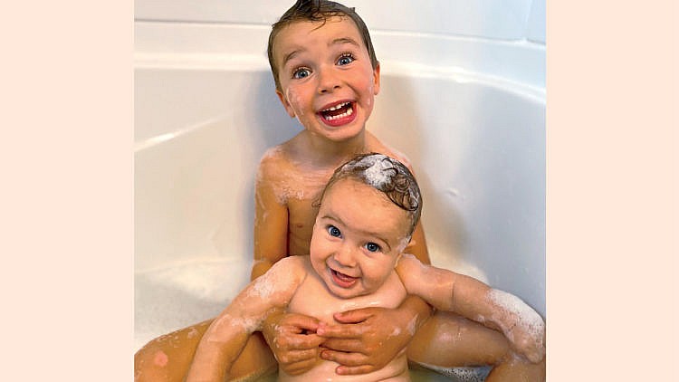 ¿Cómo se baña a un bebé y a un niño pequeño al mismo tiempo?