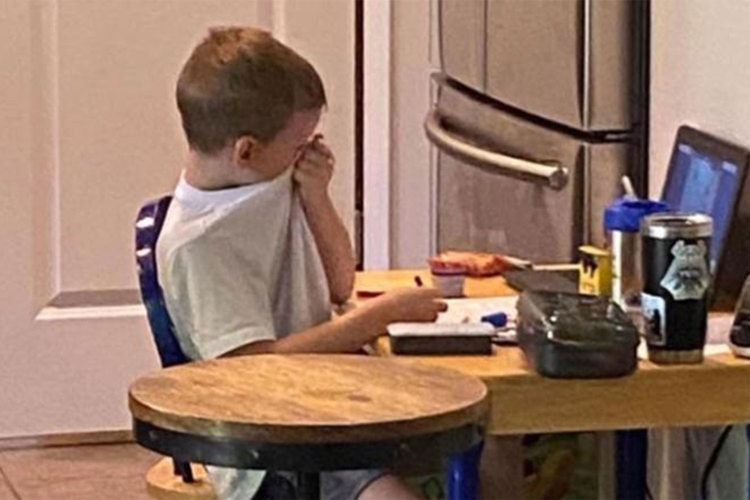 Una madre una foto de su hijo de 5 años, llorando de frustración por la educación a distancia