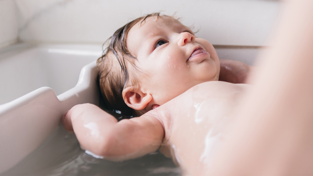 5 consejos para el baño para proteger la piel del bebé este invierno