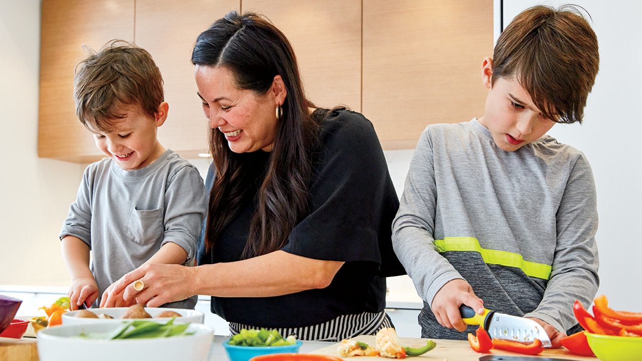 Cómo conseguir que tu hijo te ayude a preparar la cena (y a comerla también)