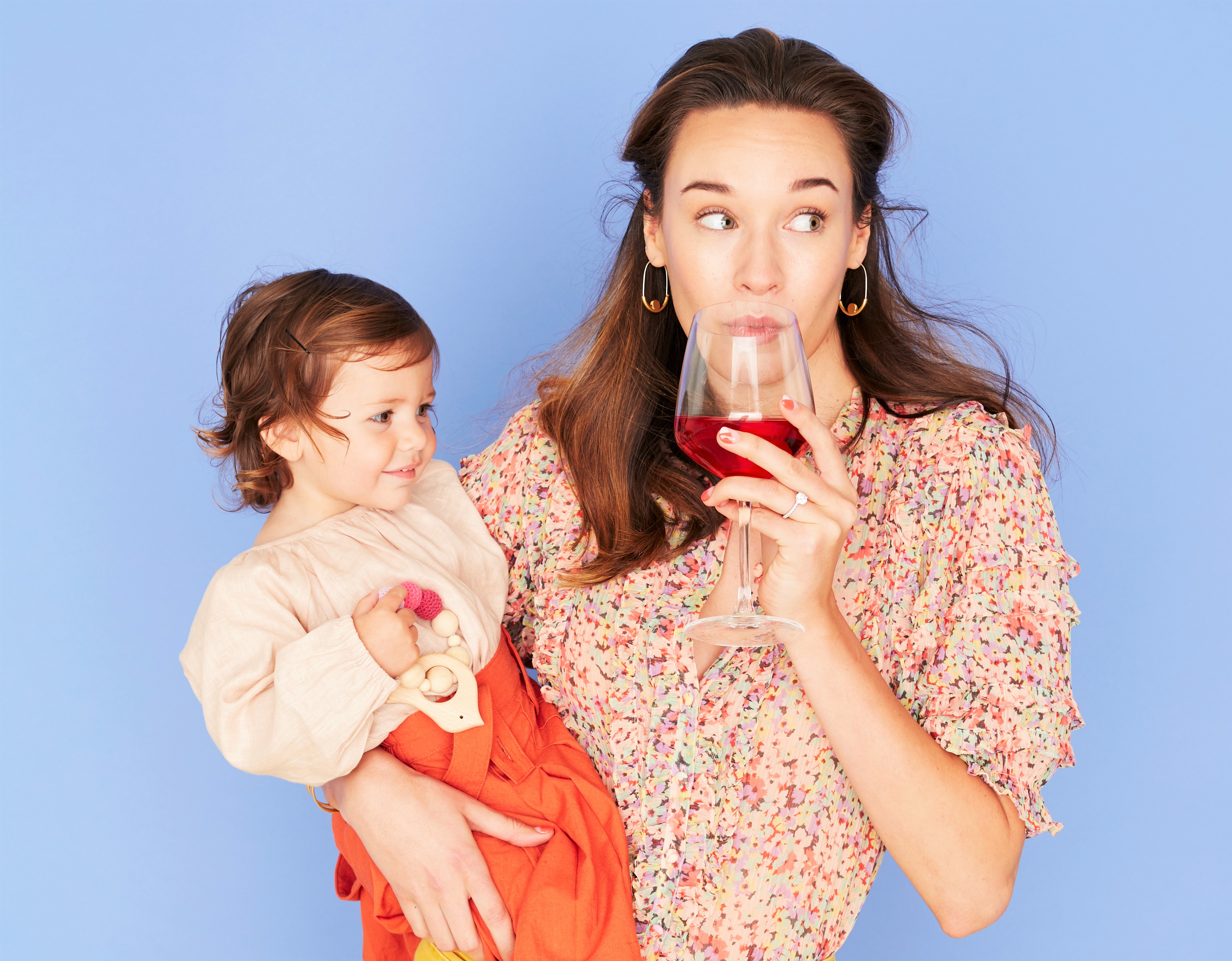La crianza de los hijos con un zumbido: ¿Cuándo se convierte en un problema el alcohol como autocuidado?