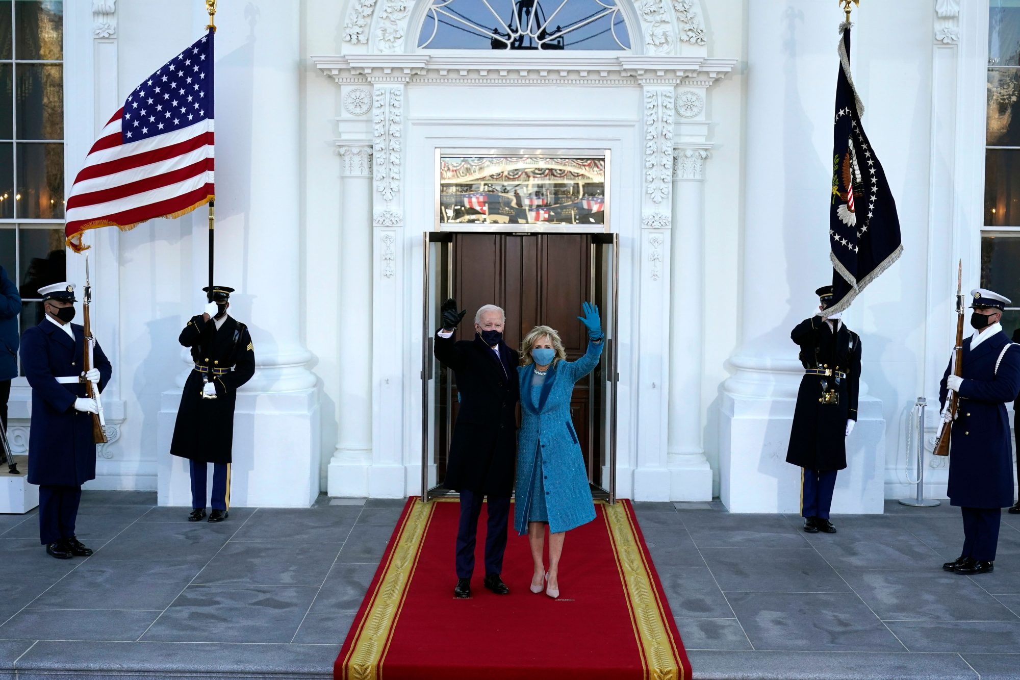 Lo que la promesa de Biden de "Enseñar a nuestros niños en escuelas seguras" podría significar para los estudiantes