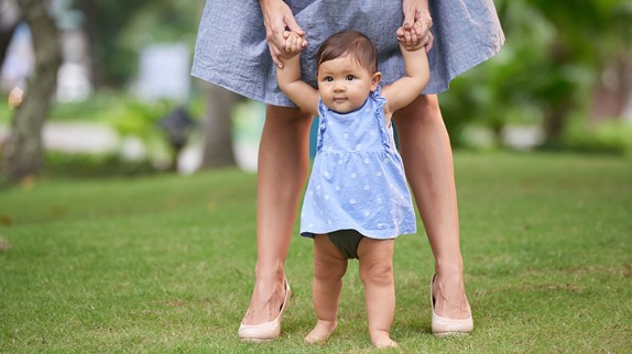 Los primeros pasos de su hijo pequeño