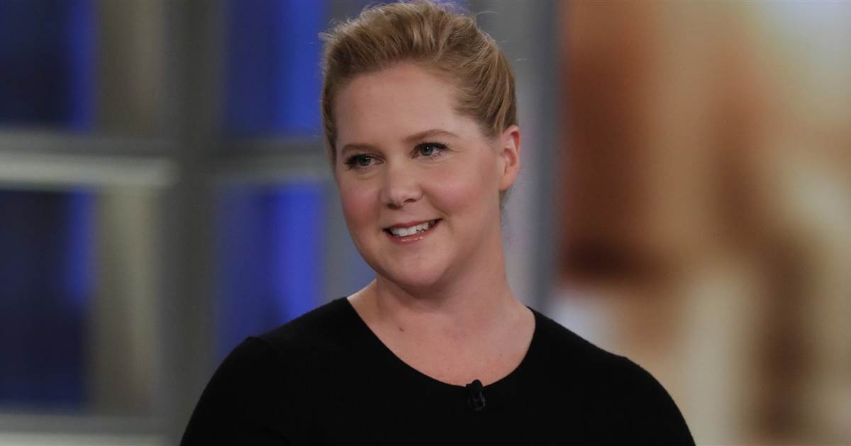 Amy Schumer desnuda mostrando la cicatriz de la cesárea inspira a sus fans a amar sus cuerpos