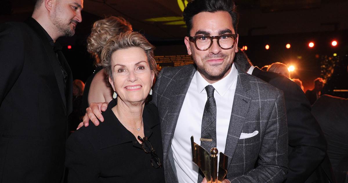 La madre de Dan Levy se dirige a los acosadores de su infancia antes de su debut en 'SNL'