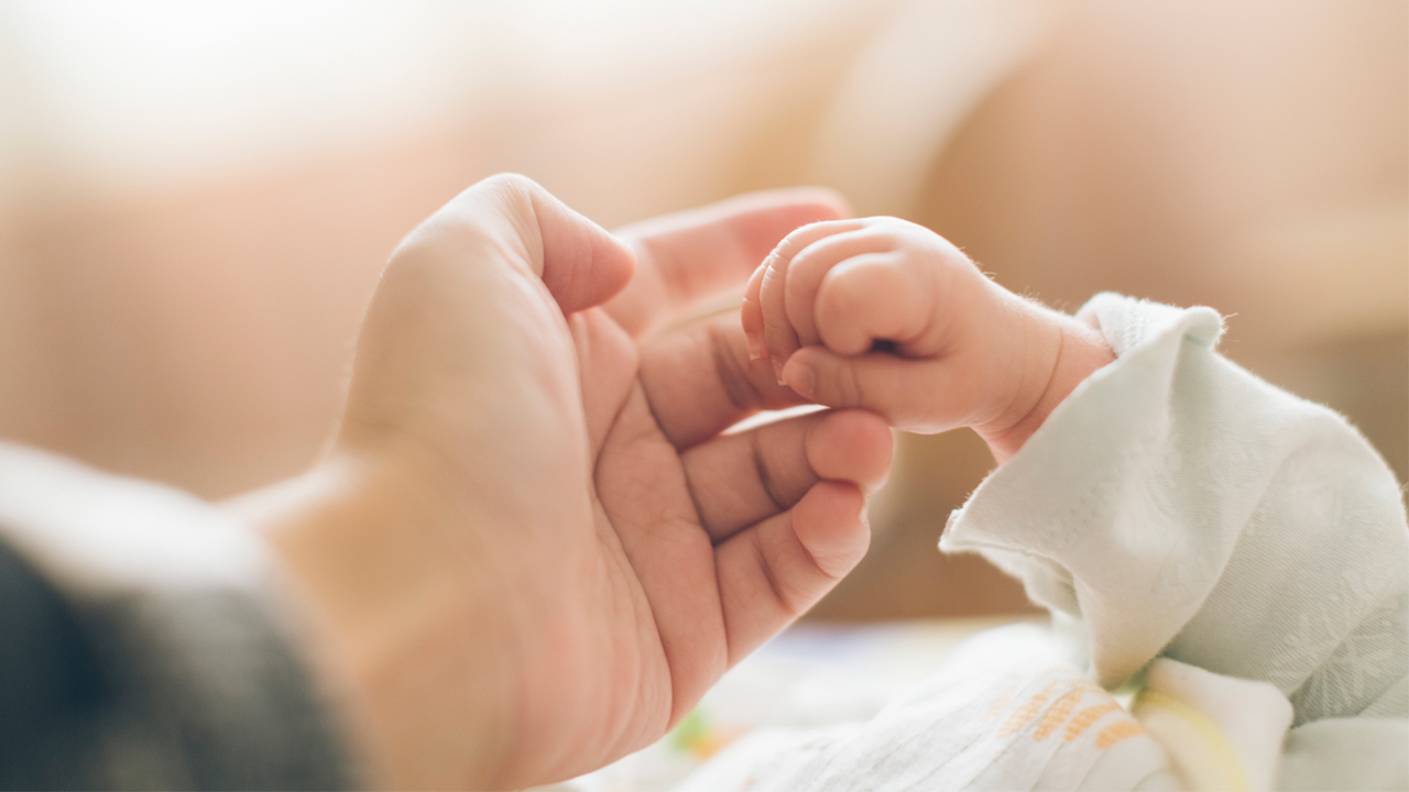Reflejos del recién nacido: 5 instintos con los que nace