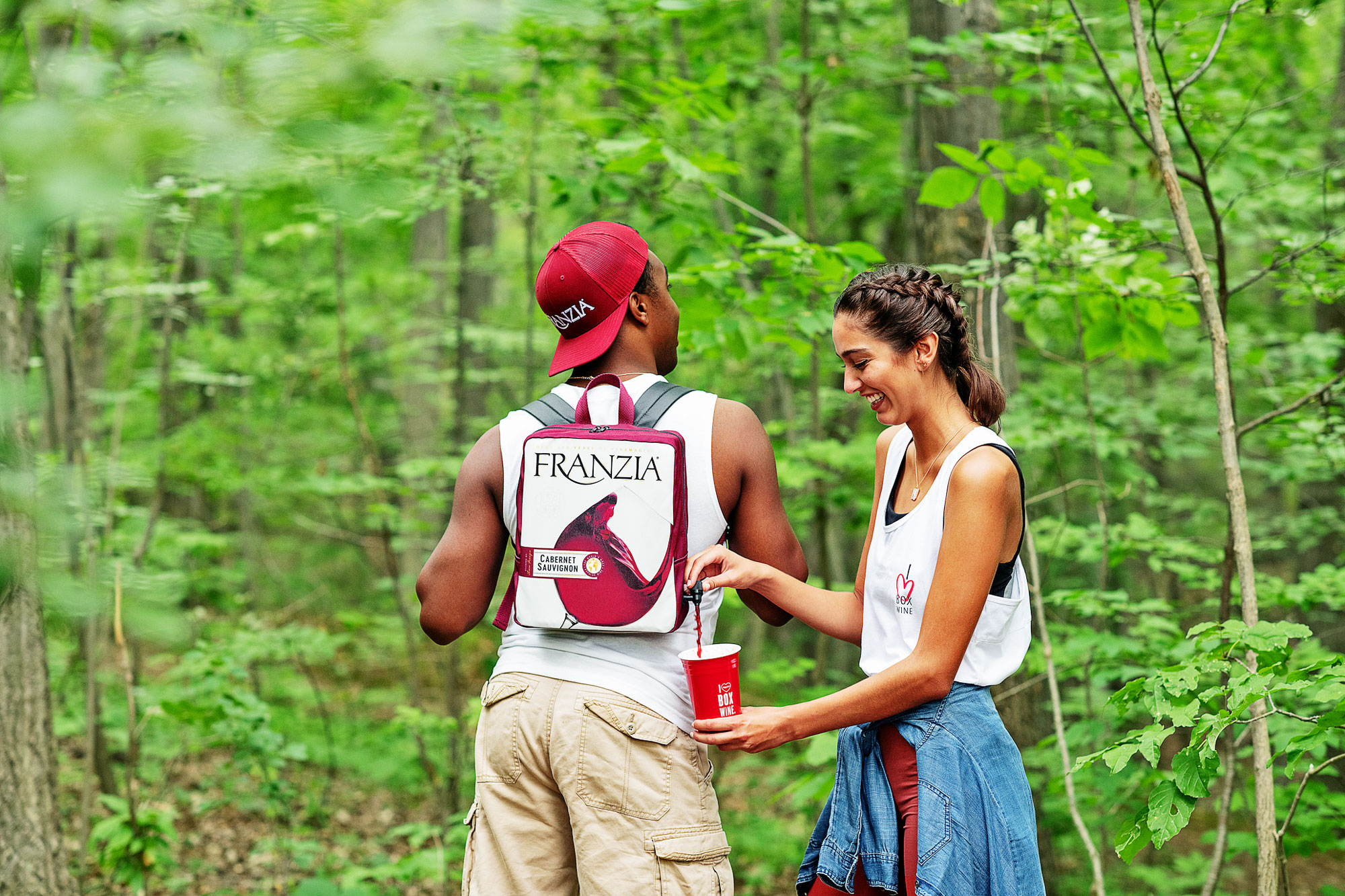 Franzia, el icono del vino en caja, tiene una tienda que vende una mochila dispensadora de vino