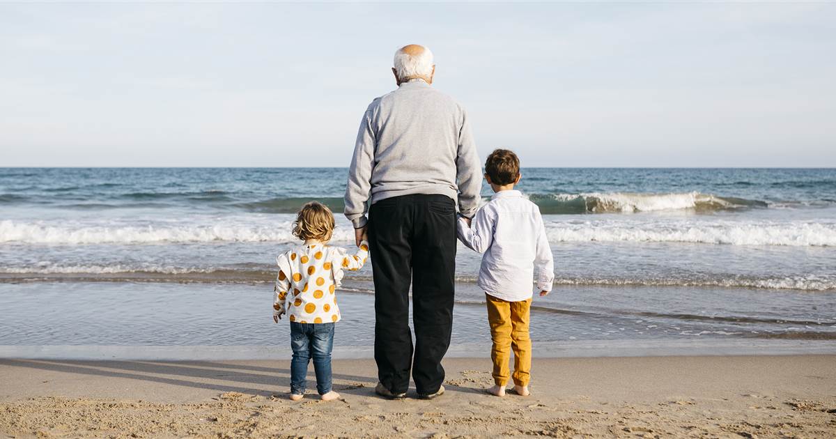 Lo que los abuelos totalmente vacunados pueden (y no deben) hacer con los nietos