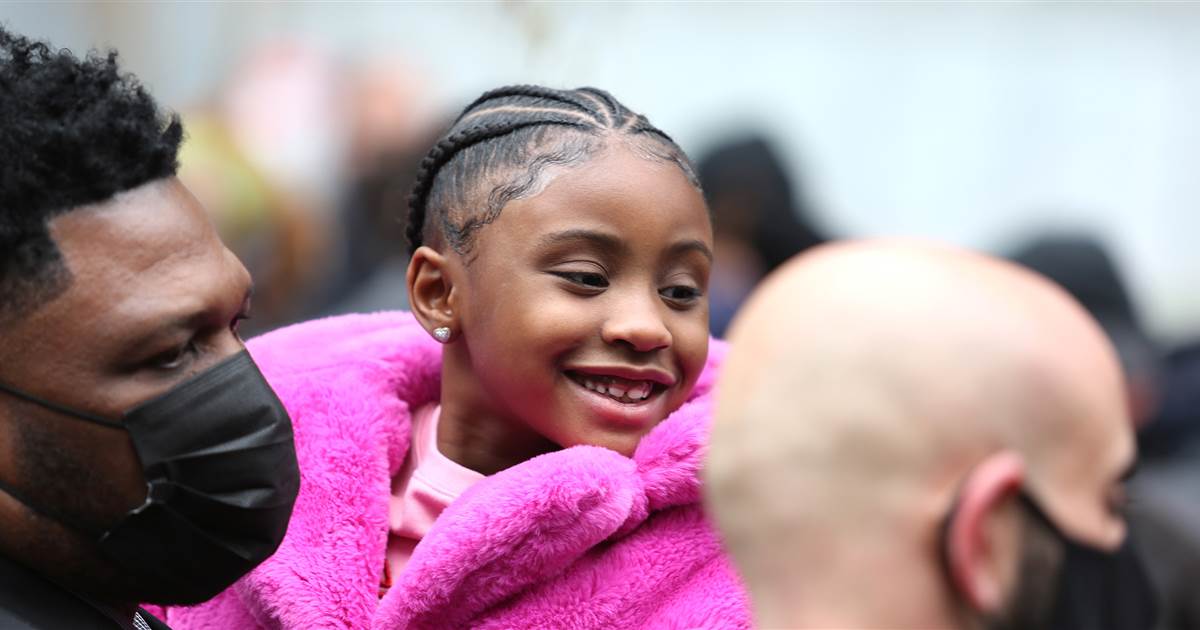 Biden dice a la hija pequeña de George Floyd que su papá cambió el mundo