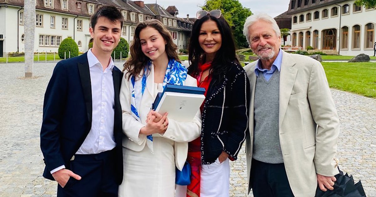 Los orgullosos padres Michael Douglas y Catherine Zeta-Jones celebran la graduación de su hija