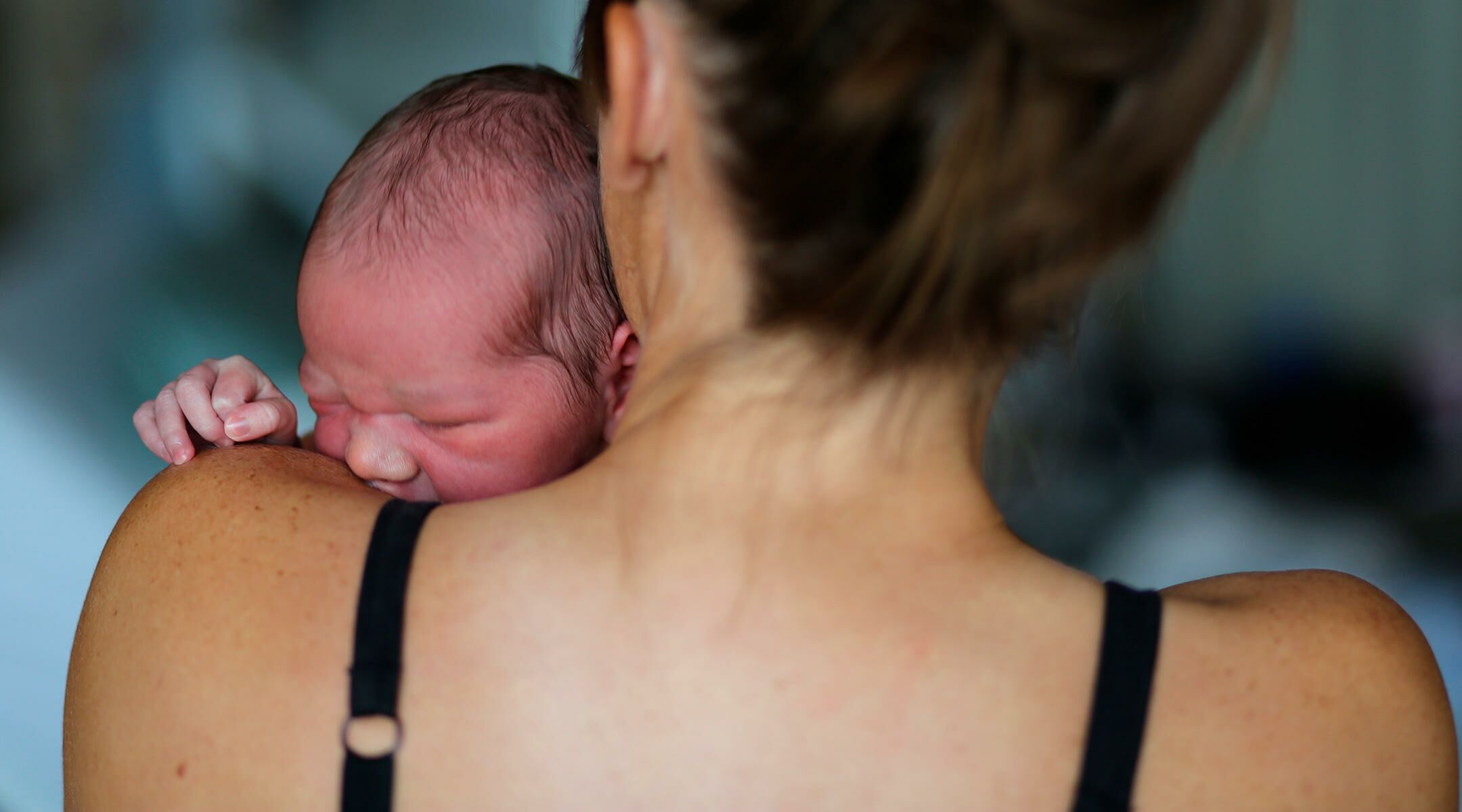 ¿Por qué regurgitan los bebés?