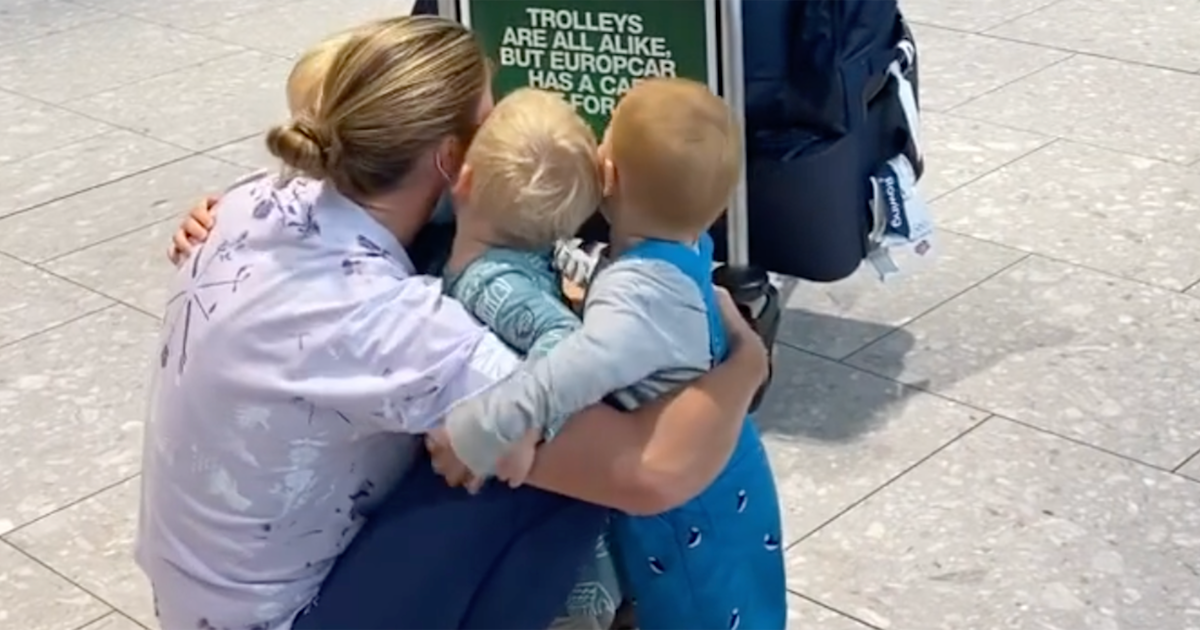Una madre olímpica recibe una adorable bienvenida a casa de sus 3 hijos