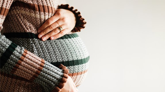 Cómo aliviar el dolor de costillas durante el embarazo