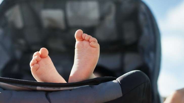 El peligro de la siesta del bebé en el asiento del coche