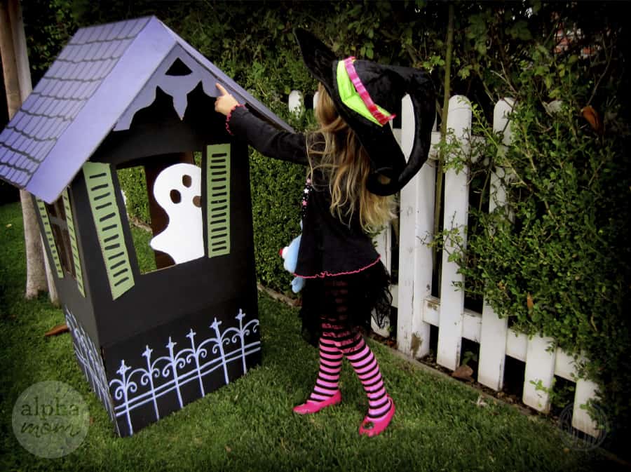 Una casa encantada para brujas y fantasmas de tamaño pequeño
