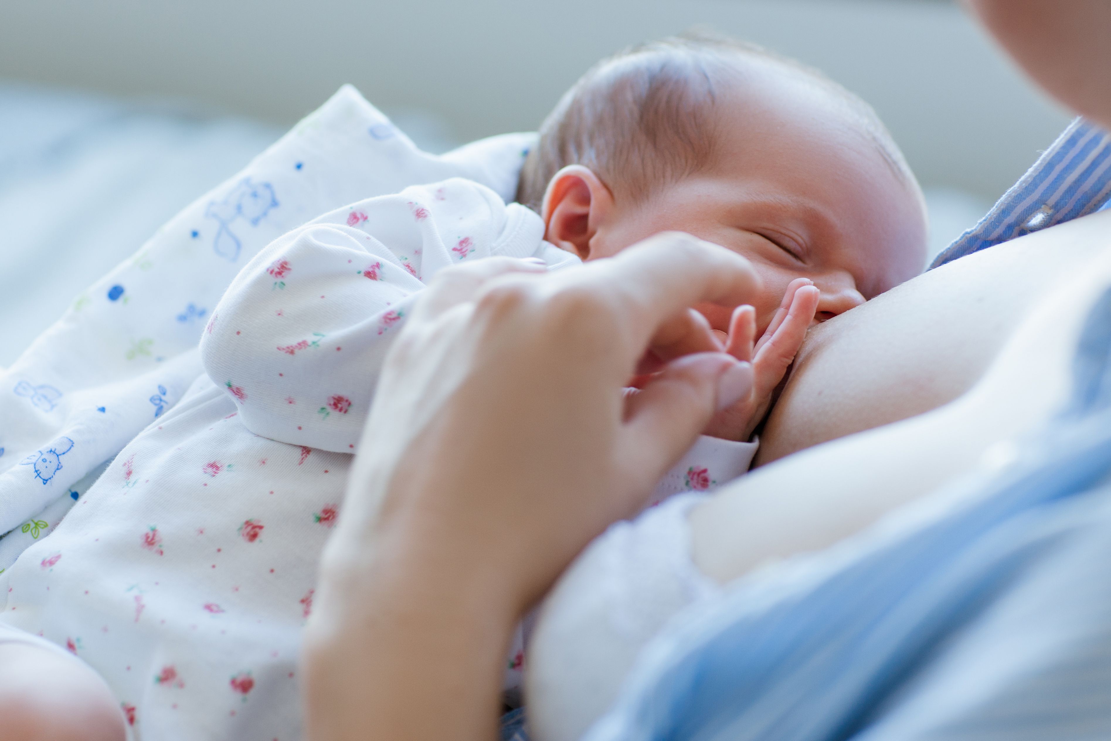 Cómo saber si el recién nacido se alimenta lo suficiente