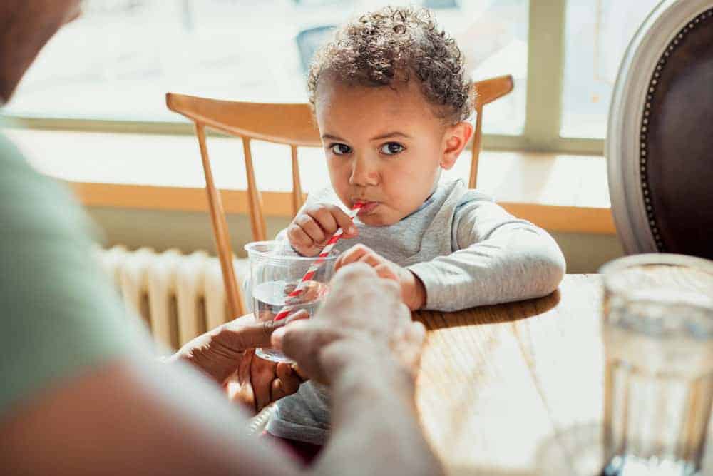 Directrices sobre bebidas para bebés y niños