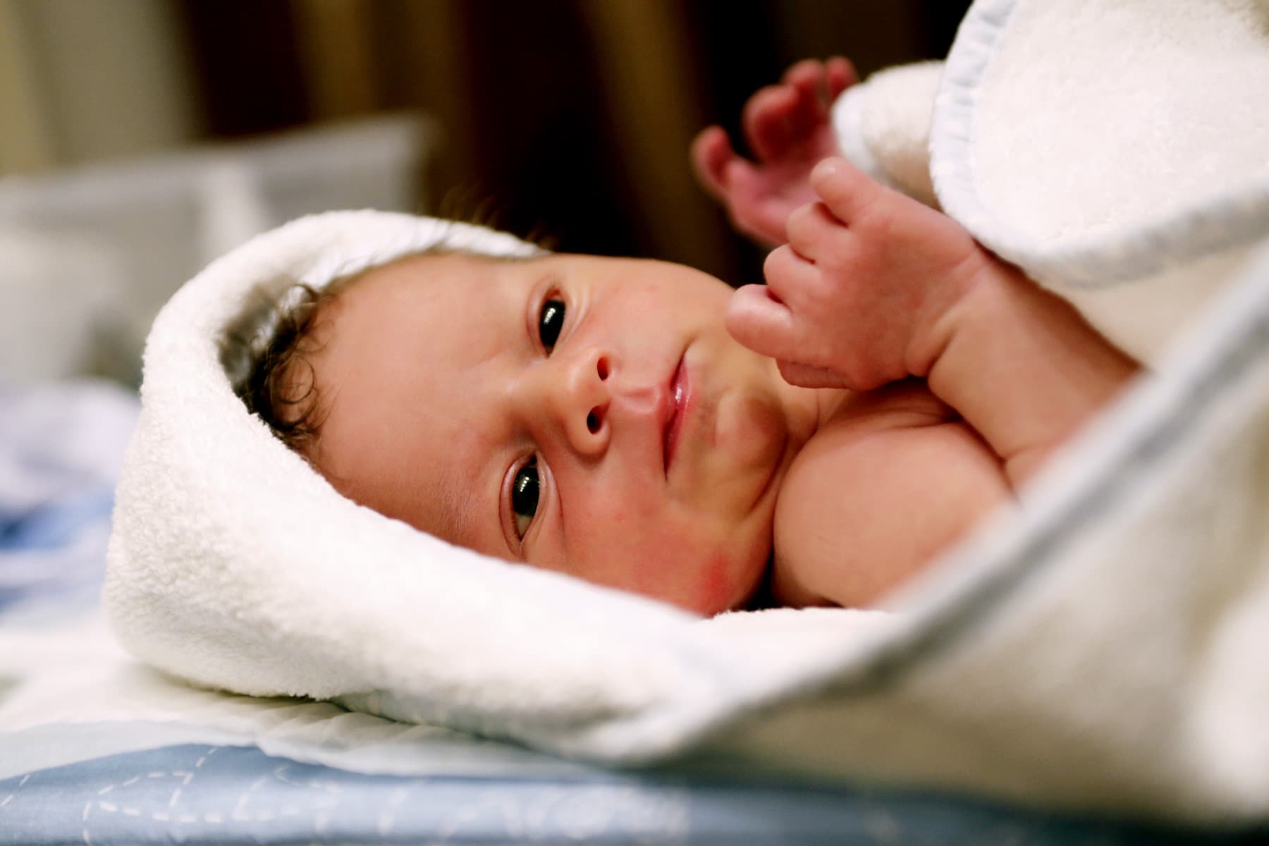 El primer baño del bebé: Lo que los nuevos padres deben saber