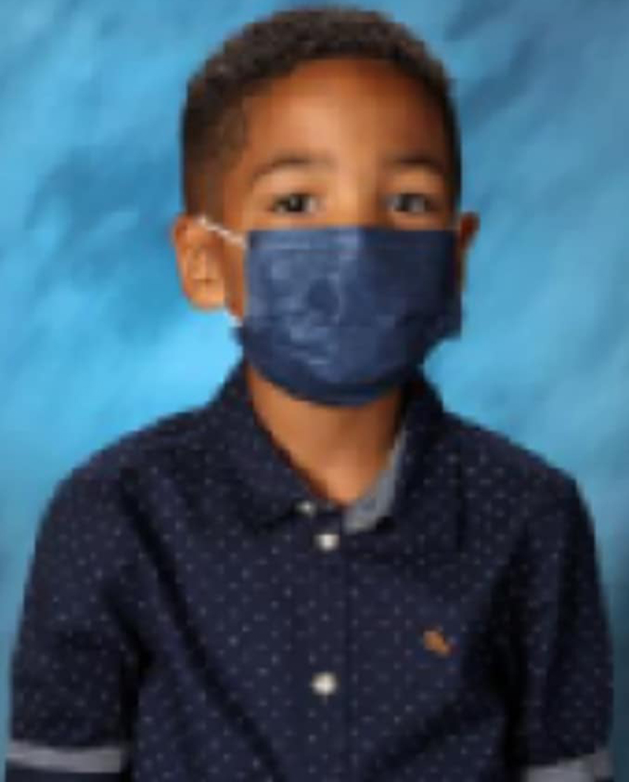 Un niño de primer grado insiste en no quitarse la máscara para la foto del colegio: "Siempre escucho a mi mamá