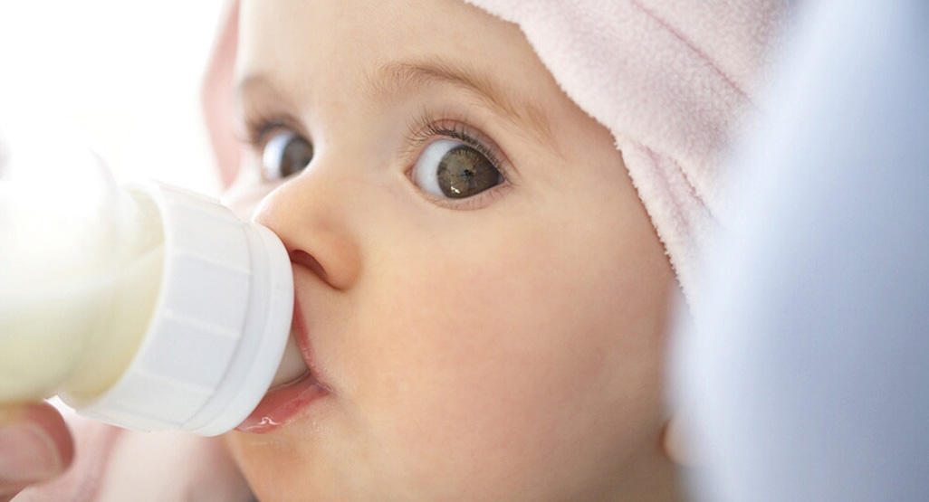 Vómitos del bebé: 5 sorprendentes razones por las que tu bebé lo hace.